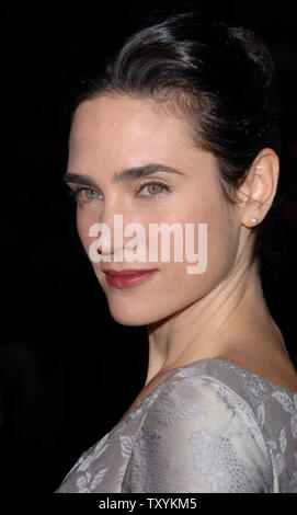 L'actrice Jennifer Connelly, star de la nouvelle motion picture drama 'Blood Diamond', arrive pour la première du film au Grauman's Chinese Theatre dans la section Hollywood de Los Angeles le 6 décembre 2006. Le film, situé dans la Sierra Leone est sur une quête pour récupérer un diamant rare. (Photo d'UPI/Jim Ruymen) Banque D'Images