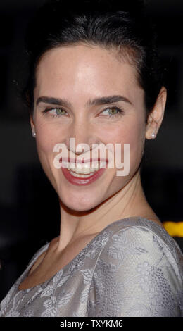 L'actrice Jennifer Connelly, star de la nouvelle motion picture drama 'Blood Diamond', arrive pour la première du film au Grauman's Chinese Theatre dans la section Hollywood de Los Angeles le 6 décembre 2006. Le film, situé dans la Sierra Leone est sur une quête pour récupérer un diamant rare. (Photo d'UPI/Jim Ruymen) Banque D'Images