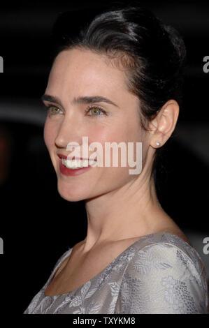 L'actrice Jennifer Connelly, star de la nouvelle motion picture drama 'Blood Diamond', arrive pour la première du film au Grauman's Chinese Theatre dans la section Hollywood de Los Angeles le 6 décembre 2006. Le film, situé dans la Sierra Leone est sur une quête pour récupérer un diamant rare. (Photo d'UPI/Jim Ruymen) Banque D'Images