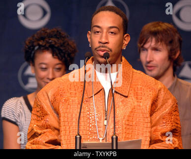 Chris "Ludacris" Bridges annonce les candidats au cours de la 49e cérémonie annuelle de remise des prix Grammy nominations conférence de presse à Los Angeles le 7 décembre 2006. À la recherche sur les présentateurs sont des chanteurs britannique Corinne Bailey Rae (L) et James Blunt, qui a reçu cinq nominations. Les Grammys aura lieu à Los Angeles le 11 février, 2007. (Photo d'UPI/Jim Ruymen) Banque D'Images