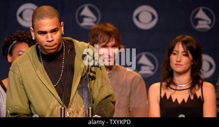 Chanteur Chris Brown (L), qui a reçu une nomination pour le meilleur nouvel artiste annonce les candidats au cours de la 49e cérémonie annuelle de remise des prix Grammy nominations conférence de presse à Los Angeles le 7 décembre 2006. À la recherche d'autres sont sur les présentateurs, chanteurs britannique Corinne Bailey Rae, James Blunt et KT Tunstall. Les Grammys aura lieu à Los Angeles le 11 février, 2007. (Photo d'UPI/Jim Ruymen) Banque D'Images