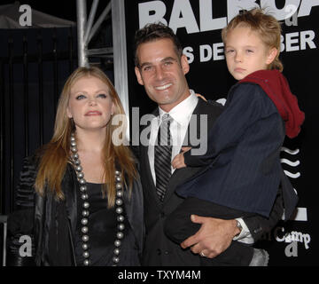 Natalie Maines (L), chanteur pour les Dixie Chicks arrive avec son mari Adrian et leur fils de cinq ans Jackson Slade comme invités pour la première de the motion picture drama 'Rocky Balboa', au Grauman's Chinese Theatre dans la section Hollywood de Los Angeles le 13 décembre 2006. (Photo d'UPI/Jim Ruymen) Banque D'Images