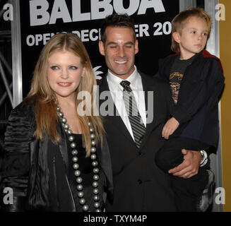 Natalie Maines (L), chanteur pour les Dixie Chicks arrive avec son mari Adrian et leur fils de cinq ans Jackson Slade comme invités pour la première de the motion picture drama 'Rocky Balboa', au Grauman's Chinese Theatre dans la section Hollywood de Los Angeles le 13 décembre 2006. (Photo d'UPI/Jim Ruymen) Banque D'Images