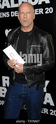 Acteur Bruce Willis arrive comme un invité pour la première de the motion picture drama 'Rocky Balboa', au Grauman's Chinese Theatre dans la section Hollywood de Los Angeles le 13 décembre 2006. (Photo d'UPI/Jim Ruymen) Banque D'Images