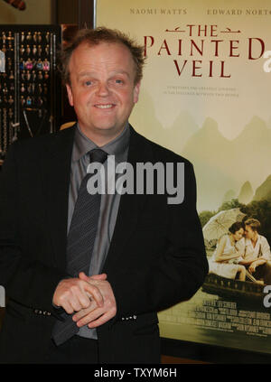 L'acteur Toby Jones arrive pour la première du film "The Painted Veil" à l'Arclight Cinemas dans la section Hollywood de Los Angeles le 13 décembre 2006. (Photo d'UPI/David Silpa) Banque D'Images