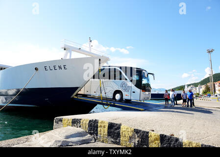 IGOUMENITSA, GRÈCE - 17 mai : le ferry de Corfou est en droit d'amarrage et de bus le 17 mai 2016 à Igoumenitsa, en Grèce. Le traversier transporte des milliers p Banque D'Images