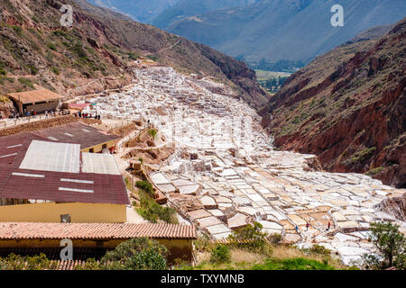 Salineras de Maras Maras / Mines de sel. L'extraction de sel dans les salines de Maras, terrasses et bassins, le Pérou La Vallée Sacrée. Banque D'Images