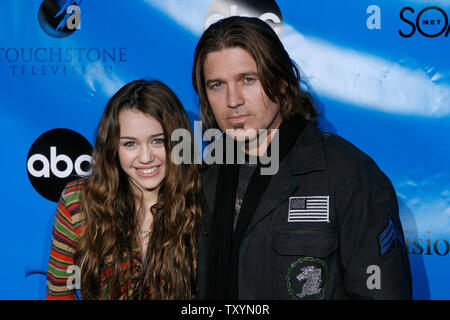 Acteurs Miley Cyrus et son père Billy Ray Cyrus de 'Hannah Montana' arrivent à la partie pour l'ABC Television Critics Association Press Tour à Pasadena, Californie le 14 janvier 2007. (Photo d'UPI/Gus Ruelas) Banque D'Images