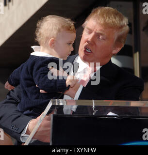 Donald Trump, le milliardaire développeur et producteur de NBC's 'The Apprentice', embrasse sa 10-month-old fils Barron, lors d'une cérémonie en l'honneur de lui avec une étoile sur le Hollywood Walk of Fame à Los Angeles le 16 janvier 2007. (Photo d'UPI/Jim Ruymen) Banque D'Images