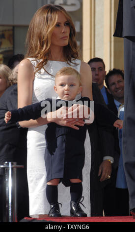 Melania Knauss, l'épouse de Donald Trump, le milliardaire développeur et producteur de NBC's "L'apprenti", organise son 10-month-old fils Barron lors d'une cérémonie honorant Trump avec une étoile sur le Hollywood Walk of Fame à Los Angeles le 16 janvier 2007. (Photo d'UPI/Jim Ruymen) Banque D'Images