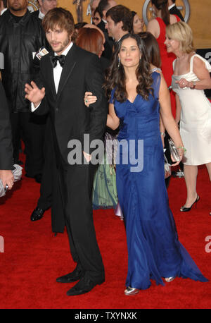 Ashton Kutcher et Demi Moore arrivent pour la 13e édition annuelle des Screen Actors Guild Awards au Shrine Auditorium à Los Angeles le 28 janvier 2007. (Photo d'UPI/Jim Ruymen) Banque D'Images