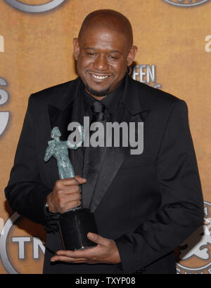 Forest Whitaker est titulaire l'Award for Outstanding acteur dans un premier rôle pour son travail dans "Le Dernier Roi d'Ecosse', à la 13e Conférence annuelle des Screen Actors Guild Awards à Los Angeles le 28 janvier 2007. (Photo d'UPI/Jim Ruymen) Banque D'Images