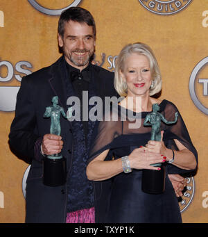 Acteurs britanniques Jeremy Irons (L) et Helen Mirren tenir leur prix du meilleur acteur et actrice dans un téléfilm ou minisérie pour leurs performances en 'Elizabeth' à la 13e Conférence annuelle des Screen Actors Guild Awards à Los Angeles le 28 janvier 2007. (Photo d'UPI/Jim Ruymen) Banque D'Images