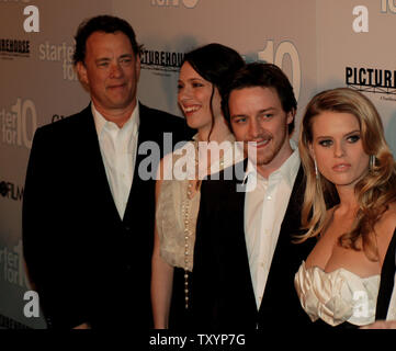 Acteur, producteur Tom Hanks, de gauche, Rebecca Hall, James McAvoy et Alice Eve arrivent à la premiere de 'starter pour 10' à Los Angeles le 6 février 2007. Hanks coproduit la comédie romantique. (Photo d'UPI/John Hayes) Banque D'Images