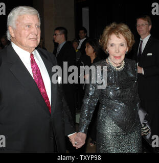 L'ancienne Première dame Nancy Reagan et artiste et entrepreneur Merv Griffin arrivent à la Ronald Reagan 2007 lors du dîner de gala de la liberté d'honorer l'ancien président George H. W. Bush à Beverly Hills, Californie le 6 février 2007. (Photo d'UPI/Jim Ruymen) Banque D'Images