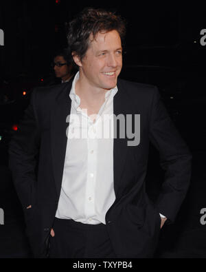 L'acteur britannique Hugh Grant, qui co-stars avec l'actrice américaine Drew Barrymore dans le film encore de comédie romantique de "Musique et paroles', arrive pour la première du film au Grauman's Chinese Theatre de Los Angeles le 7 février 2007. (Photo d'UPI/Jim Ruymen) Banque D'Images