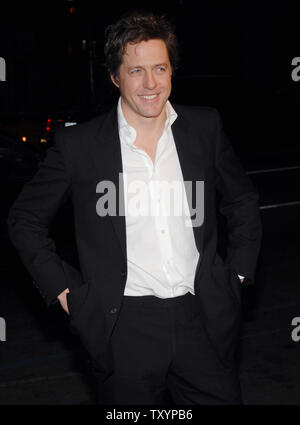 L'acteur britannique Hugh Grant, qui co-stars avec l'actrice américaine Drew Barrymore dans le film encore de comédie romantique de "Musique et paroles', arrive pour la première du film au Grauman's Chinese Theatre de Los Angeles le 7 février 2007. (Photo d'UPI/Jim Ruymen) Banque D'Images