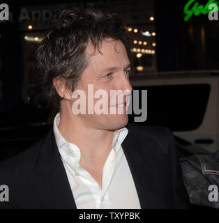 L'acteur britannique Hugh Grant, qui co-stars avec l'actrice américaine Drew Barrymore dans le film encore de comédie romantique de "Musique et paroles', arrive pour la première du film au Grauman's Chinese Theatre de Los Angeles le 7 février 2007. (Photo d'UPI/Jim Ruymen) Banque D'Images