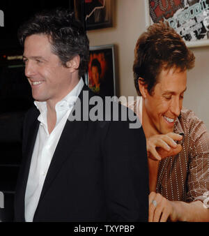 L'acteur britannique Hugh Grant, qui co-stars avec l'actrice américaine Drew Barrymore dans le film encore de comédie romantique de "Musique et paroles', arrive pour la première du film au Grauman's Chinese Theatre de Los Angeles le 7 février 2007. (Photo d'UPI/Jim Ruymen) Banque D'Images