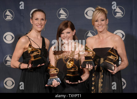 Les Dixie Chicks (L-R), Emily Robison, Natalie Maines et Marti Maguire afficher leurs prix Grammy pour la chanson de l'année, disque de l'année, album de l'année, Meilleur album country, et les meilleures performances du pays au à la 49e cérémonie annuelle de remise des prix Grammy à Los Angeles le 11 février 2007. (Photo d'UPI/Phil McCarten) Banque D'Images