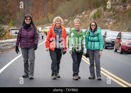 Femme marche sur quatre un matin froid le long de la promenade de contreforts dans la vallée porte, TN le jour d'ouverture. Banque D'Images