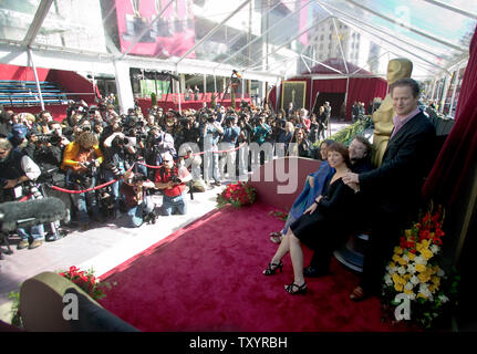 Film en langue étrangère, les candidats administrateurs (L-R) Deepa Metha, Susanne Bier, Guillermo del Toro et Florian Henckel von Donnersmarck poser pour les photographes dans la zone d'arrivée pour la 79e soirée des Oscars à Los Angeles le 23 février 2007. (Photo d'UPI/Terry Schmitt) Banque D'Images