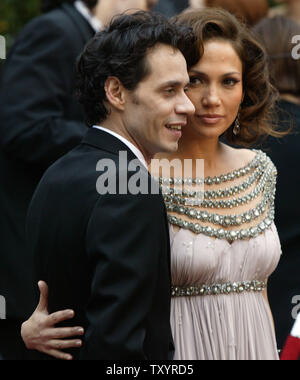 L'actrice et chanteuse Jennifer Lopez et son mari Marc Antony arrivent pour la 79e assemblée annuelle de l'Academy Awards au Kodak Theatre à Hollywood, Californie, le 25 février 2007. Cinquante Oscars sera accordée pour la réalisation théâtrale en 2006. (Photo d'UPI/Terry Schmitt) Banque D'Images