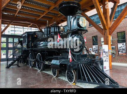 Aucune locomotive restaurée 374 du chemin de fer Canadien Pacifique qui a été le premier train pour transporter des passagers de Montréal à Vancouver qui arrivent le 23 mai Banque D'Images