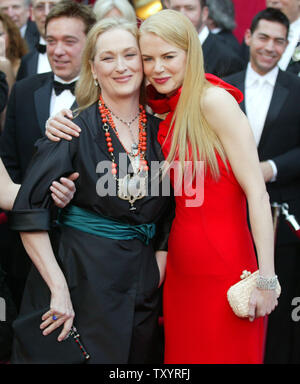 L'actrice américaine Meryl Streep, à gauche, et l'actrice australienne Nicole Kidman arrive pour la 79e assemblée annuelle de l'Academy Awards, qui a eu lieu au Kodak Theatre à Hollywood, Californie, le 25 février 2007. Oscar 50 prix seront remis pour les réalisations en film en 2006. (Photo d'UPI/Terry Schmitt) Banque D'Images