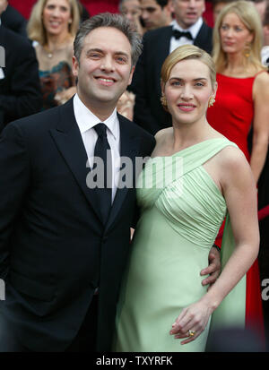 L'actrice britannique Kate Winslet, nominé pour l'Oscar de la meilleure actrice dans un premier rôle pour les 'petits enfants', et son mari Sam Mendes arrivent pour la 79e assemblée annuelle de l'Academy Awards, qui a eu lieu au Kodak Theatre à Hollywood, Californie, le 25 février 2007. (Photo d'UPI/Terry Schmitt) Banque D'Images