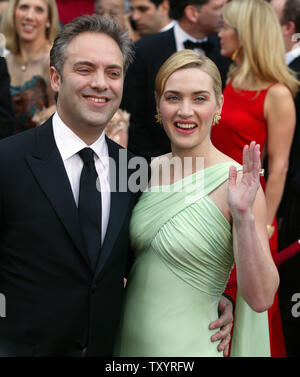 L'actrice britannique Kate Winslet, nominé pour l'Oscar de la meilleure actrice dans un premier rôle pour les 'petits enfants', et son mari Sam Mendes arrivent pour la 79e assemblée annuelle de l'Academy Awards, qui a eu lieu au Kodak Theatre à Hollywood, Californie, le 25 février 2007. (Photo d'UPI/Terry Schmitt) Banque D'Images