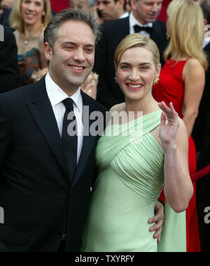 L'actrice britannique Kate Winslet, nominé pour l'Oscar de la meilleure actrice dans un premier rôle pour les 'petits enfants', et son mari Sam Mendes arrivent pour la 79e assemblée annuelle de l'Academy Awards, qui a eu lieu au Kodak Theatre à Hollywood, Californie, le 25 février 2007. (Photo d'UPI/Terry Schmitt) Banque D'Images