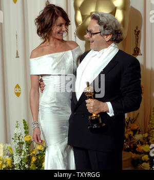 George Miller pose avec l'actrice Cameron Diaz après que Miller a reçu un Oscar pour le meilleur film d'animation "Happy Feet" à la 79e assemblée annuelle de l'Academy Awards au Kodak Theatre à Hollywood, Californie, le 25 février 2007. (Photo d'UPI/Phil McCarten) Banque D'Images