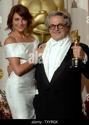 George Miller pose avec l'actrice Cameron Diaz après que Miller a reçu un Oscar pour le meilleur film d'animation "Happy Feet" à la 79e assemblée annuelle de l'Academy Awards au Kodak Theatre à Hollywood, Californie, le 25 février 2007. (Photo d'UPI/Phil McCarten) Banque D'Images