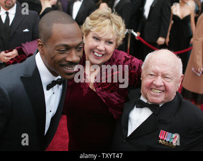 Acteur Eddie Murphy (L) partage un moment avec Mickey Rooney et son épouse, Jan à la 79e assemblée annuelle de l'Academy Awards au Kodak Theatre à Hollywood, Californie, le 25 février 2007. (Photo d'UPI/Terry Schmitt) Banque D'Images