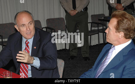 California Gov. Arnold Schwarzenegger (R) et la présidence républicaine, l'ancien maire de New York Rudy Giuliani, se rencontrer pour discuter de la violence des gangs au Los Angeles County Sheriff's Department à Monterey Park, Californie le 5 mars 2007. (Photo d'UPI/Jim Ruymen) Banque D'Images