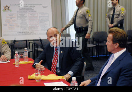 California Gov. Arnold Schwarzenegger (R) et la présidence républicaine, l'ancien maire de New York Rudy Giuliani, se rencontrer pour discuter de la violence des gangs au Los Angeles County Sheriff's Department à Monterey Park, Californie le 5 mars 2007. (Photo d'UPI/Jim Ruymen) Banque D'Images