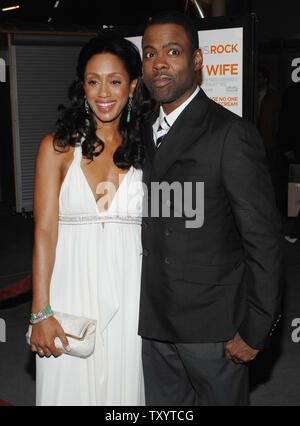 Acteur et réalisateur Chris Rock (R) arrive avec sa femme Malaak Compton pour la première de la comédie romantique dramatique motion photo 'Je crois que j'aime ma femme', à l'ArcLight Cinerama Dome dans la section Hollywood de Los Angeles le 7 mars 2007. (Photo d'UPI/Jim Ruymen) Banque D'Images