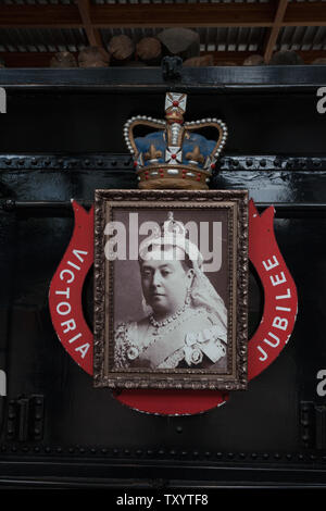 Photo de la reine Victoria monté sur l'arrière de l'adjudication de bois de la RCP n'locomotive 374, qui est arrivé à Vancouver avec les passagers de Montréal en Banque D'Images