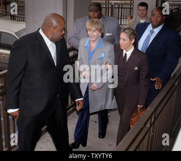 Producteur de musique Phil Spector (C) arrive avec son épouse Rachelle Spector et gardes du corps pour le deuxième jour de la sélection des jurés à la Cour Criminelle Building à Los Angeles, Californie le 20 mars 2007. Spector a été inculpé pour meurtre dans le 3 février 2003 Mort de Lana Clarkson lors de son Alhambra accueil. (UPI Photo/ Phil McCarten) Banque D'Images