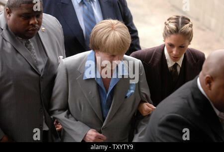 Producteur Phil Spector (2L) arrive avec son épouse Rachelle Spector et gardes du corps pour le deuxième jour de la sélection des jurés à la Cour Criminelle Building à Los Angeles, Californie le 20 mars 2007. Spector a été inculpé pour meurtre dans le 3 février 2003 Mort de Lana Clarkson lors de son Alhambra accueil. (UPI Photo/ Phil McCarten) Banque D'Images