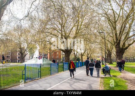 Champs de Londres, East London, England, UK - Avril 2019 : People walking in London Fields Park, l'un des parcs les plus populaires à Hackney Banque D'Images