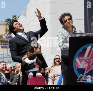 Acteur Erik Estrada (L), mieux connu pour son rôle de Frank 'Ponch' Poncherello dans la série télévisée 1977-1983 CHiPS' réagit avec sa fille Francesca aux commentaires de ami Paul Rodriguez (R) au cours des cérémonies de dévoilement Estrada étoile sur le Hollywood Walk of Fame à Los Angeles le 19 avril 2007. (Photo d'UPI/Jim Ruymen) Banque D'Images