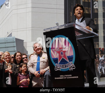 Acteur Erik Estrada (R), mieux connu pour son rôle de Frank 'Ponch' Poncherello dans la série télévisée 1977-1983 CHiPS' parle durant les cérémonies de dévoilement Estrada étoile sur le Hollywood Walk of Fame à Los Angeles le 19 avril 2007. À la recherche sur la région de l'arrière sont sa mère Carmen, épouse Nanette, fille Francesca et CHP Commissaire Mike Brown (L-R). (Photo d'UPI/Jim Ruymen) Banque D'Images