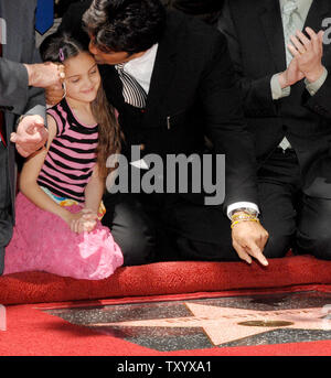 Acteur Erik Estrada (K), mieux connu pour son rôle de Frank 'Ponch' Poncherello dans la série télévisée 1977-1983 CHiPS' embrasse sa fille Francesca durant les cérémonies de dévoilement Estrada étoile sur le Hollywood Walk of Fame à Los Angeles le 19 avril 2007. (Photo d'UPI/Jim Ruymen) Banque D'Images