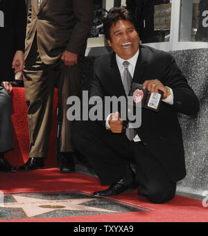 Erik Estrada acteur, mieux connu pour son rôle de Frank 'Ponch' Poncherello dans la série télévisée 1977-1983 CHiPS' contient jusqu'son badge agent de police de réserve qu'il s'agenouille à côté de sa nouvelle star lors de cérémonies sur le Hollywood Walk of Fame à Los Angeles le 19 avril 2007. (Photo d'UPI/Jim Ruymen) Banque D'Images