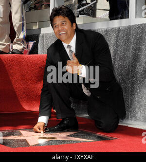 Erik Estrada acteur, mieux connu pour son rôle de Frank 'Ponch' Poncherello dans la série télévisée 1977-1983 CHiPS' contient jusqu'son badge agent de police de réserve qu'il s'agenouille à côté de sa nouvelle star lors de cérémonies sur le Hollywood Walk of Fame à Los Angeles le 19 avril 2007. (Photo d'UPI/Jim Ruymen) Banque D'Images