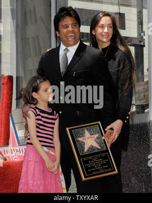 Acteur Erik Estrada (R), mieux connu pour son rôle de Frank 'Ponch' Poncherello dans la série télévisée 1977-1983 CHiPS' réagit avec sa fille Francesca et épouse Nanette durant les cérémonies de dévoilement Estrada étoile sur le Hollywood Walk of Fame à Los Angeles le 19 avril 2007. (Photo d'UPI/Jim Ruymen) Banque D'Images