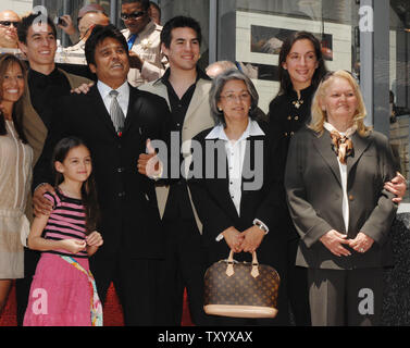 Acteur Erik Estrada (2e-L), mieux connu pour son rôle de Frank 'Ponch' Poncherello dans la série télévisée 1977-1983 CHiPS' pose avec sa jeune fille Francesca, sa mère Carmen et épouse Nanette (R) ainsi que d'autres membres de la famille non identifiés après son étoile a été dévoilée sur le Hollywood Walk of Fame à Los Angeles le 19 avril 2007. (Photo d'UPI/Jim Ruymen) Banque D'Images