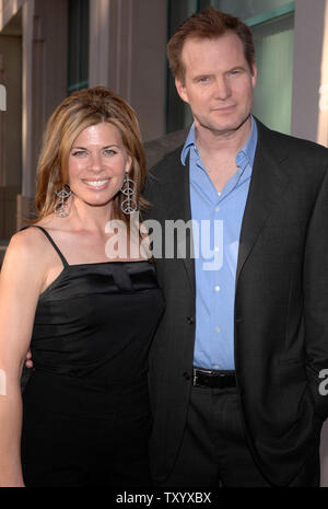 Acteur Jack Coleman (R) et l'épouse Beth Toussaint assister à une soirée avec les "héros" qui a eu lieu à l'Academy of Television Arts and Sciences à Los Angeles le 23 avril 2007. (UPI Photo/ Phil McCarten) Banque D'Images